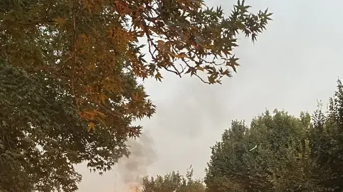 אישה שורפת חיג'אב במהלך מחאה בעקבות מותה של הצעירה מהסא אמיני, טהראן, איראן, 20 בספטמבר 2022 אישה שורפת חיג'אב במהלך מחאה בעקבות מותה של הצעירה מהסא אמיני, טהראן, איראן, 20 בספטמבר 2022