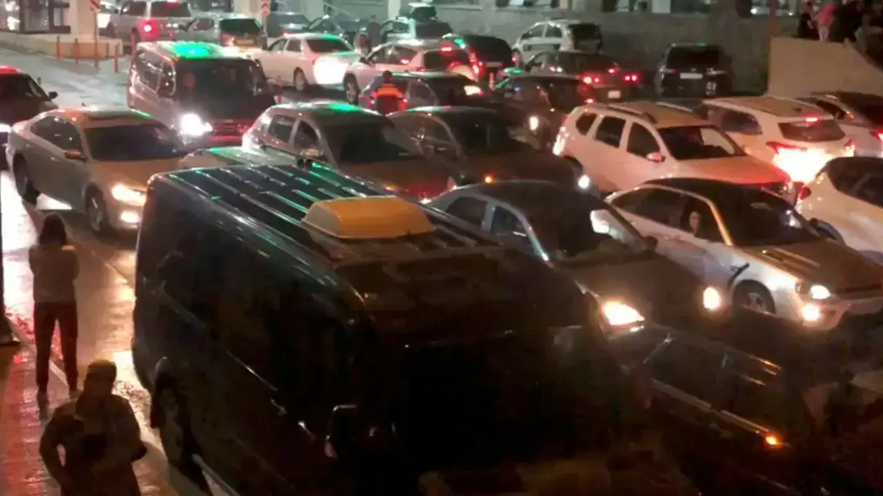 תורים ארוכים של רוסים שנמלטים מרוסיה בגבול עם גאורגיה תורים ארוכים של רוסים שנמלטים מרוסיה בגבול עם גאורגיה