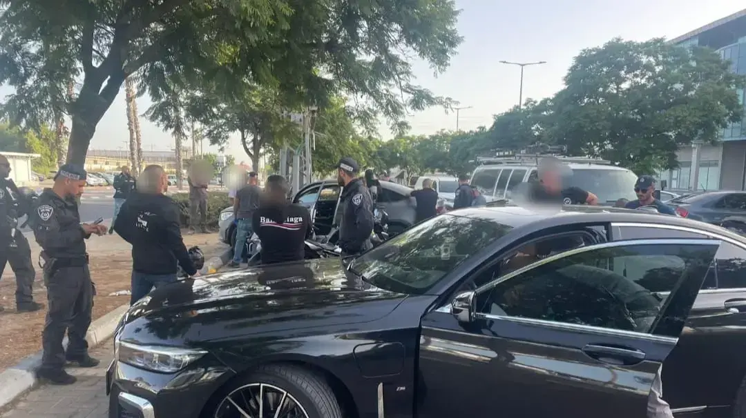 רכבים של כנופיות פשיעה בהם נמצאו כלי תקיפה, שכפ"צים, אלות וסכינים.
25 בספטמבר 2022
רכבים של כנופיות פשיעה בהם נמצאו כלי תקיפה, שכפ"צים, אלות וסכינים.
25 בספטמבר 2022