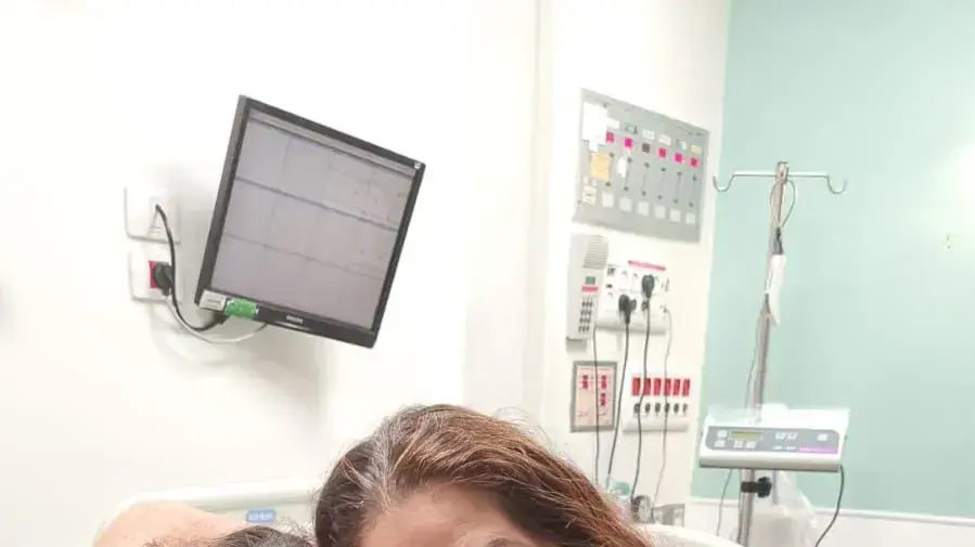 עינב גפני עם אמה, המיילדת תמי גפני. בית החולים פוריה. 28 בספטמבר 2022 עינב גפני עם אמה, המיילדת תמי גפני. בית החולים פוריה. 28 בספטמבר 2022