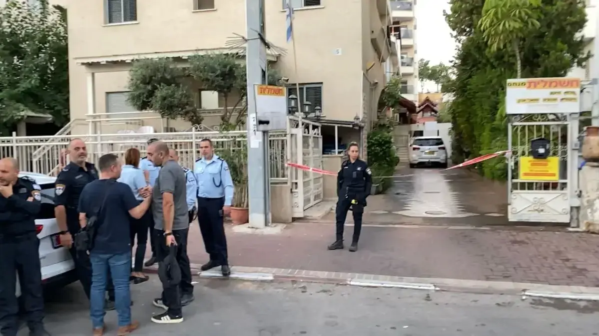 זירת השריפה והרצח ברחובות. אישה אותרה ללא רוח חיים ועם סימני אלימות לאחר שכיבו שריפה בדירתה. מהמקום פונו בעלה במצב קשה, בתם בת ה-4 במצב בינוני ואבי הבעל במצב קל. 27 בספטמבר 2022 זירת השריפה והרצח ברחובות. אישה אותרה ללא רוח חיים ועם סימני אלימות לאחר שכיבו שריפה בדירתה. מהמקום פונו בעלה במצב קשה, בתם בת ה-4 במצב בינוני ואבי הבעל במצב קל. 27 בספטמבר 2022