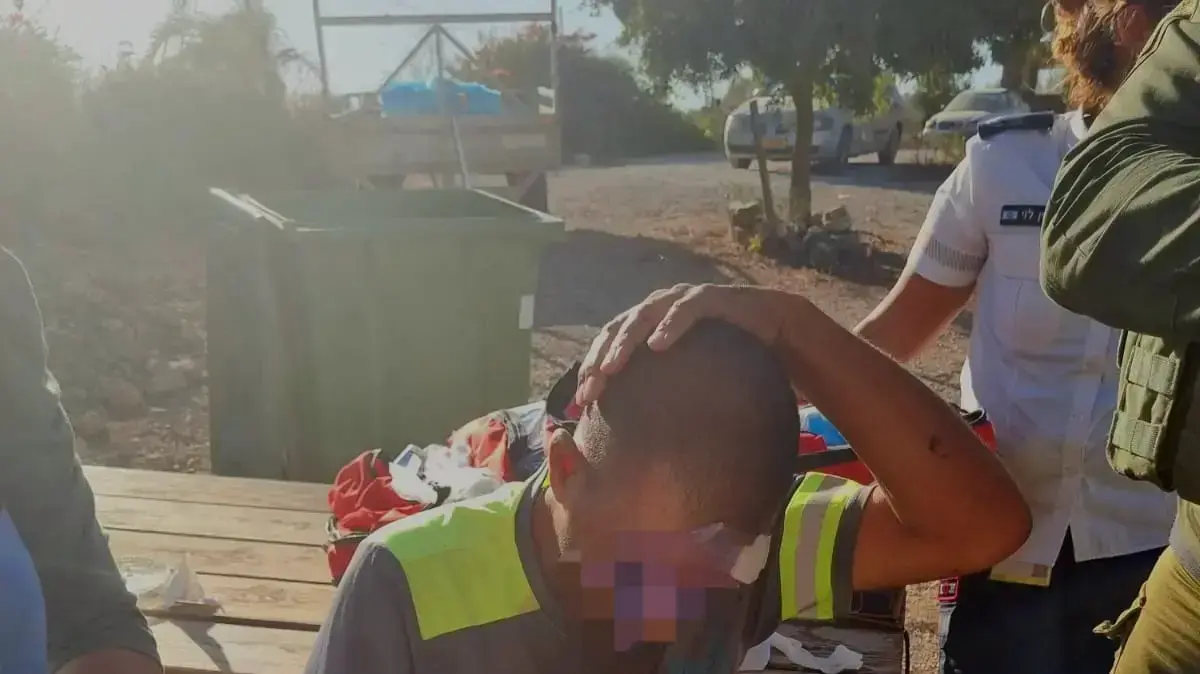 נהג ישראלי נפצע בראשו באורח קל מיידוי אבנים על ידי פלסטינים בציר גלעד נהג ישראלי נפצע בראשו באורח קל מיידוי אבנים על ידי פלסטינים בציר גלעד