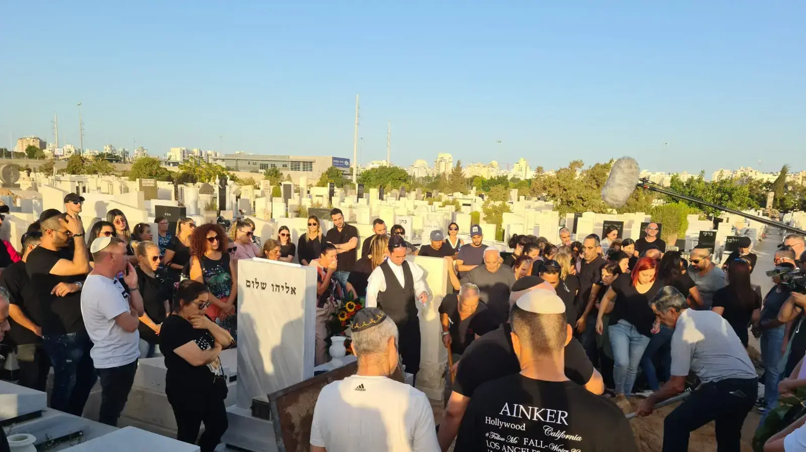 הלוויתה של יפית פוריאן הנרצחת בערב החג בידי בעלה 29 בספטמבר 2022 הלוויתה של יפית פוריאן הנרצחת בערב החג בידי בעלה 29 בספטמבר 2022