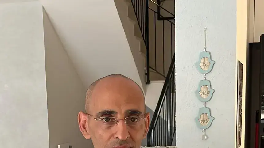ניר סינואני, אח טיפול נמרץ בבית החולים שניידר, ואחראי משמרת לילה בליל השריפה. 29 בספטמבר 2022 ניר סינואני, אח טיפול נמרץ בבית החולים שניידר, ואחראי משמרת לילה בליל השריפה. 29 בספטמבר 2022