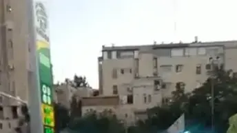 מכתזית תועדה מתיזה זרנוק מים על זוג חרדים מבוגרים בירשלים