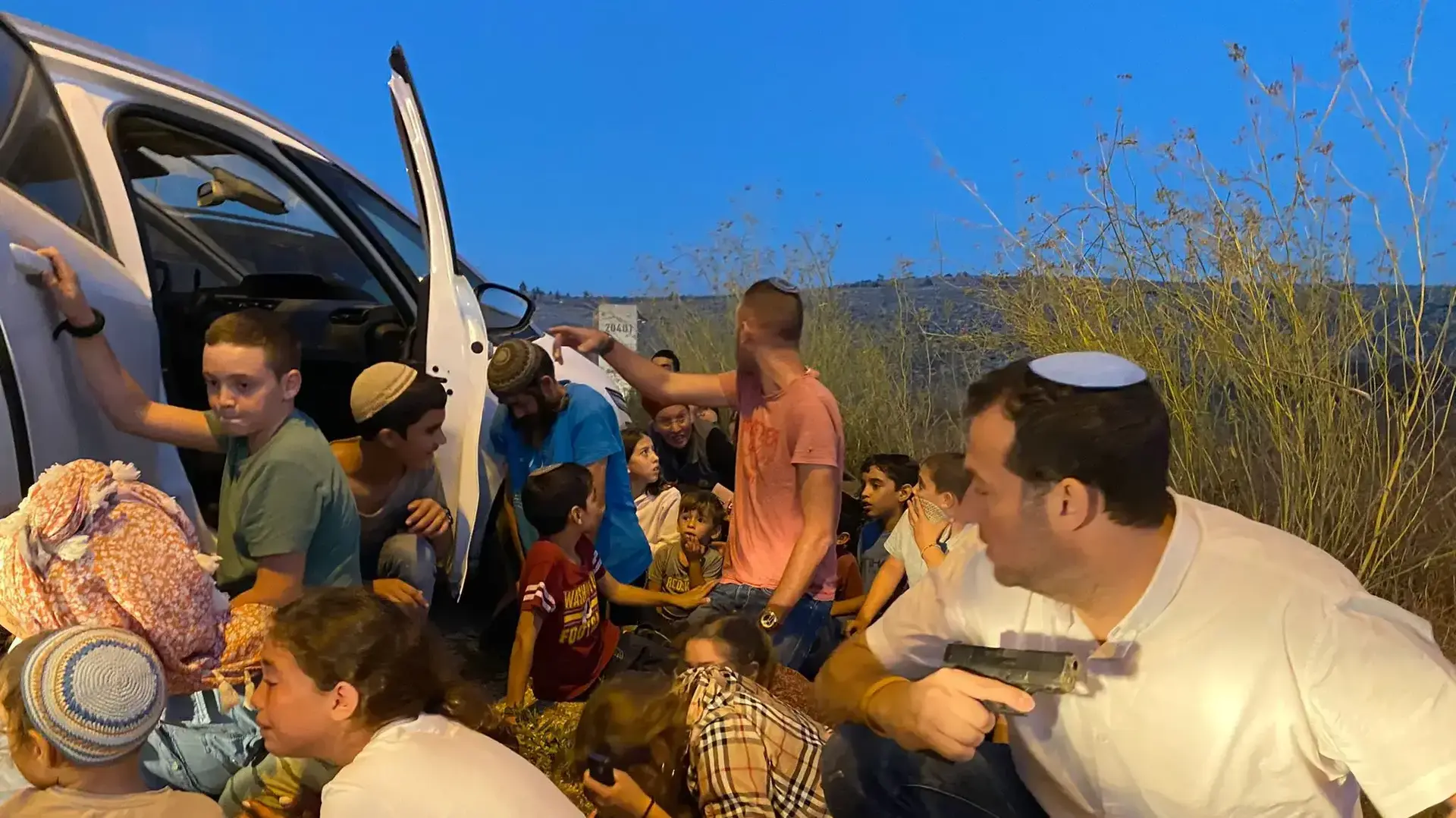 המפגינים סמוך לשכם תופסים מחסה בעקבות הירי 02 באוקטובר 2022 המפגינים סמוך לשכם תופסים מחסה בעקבות הירי 02 באוקטובר 2022
