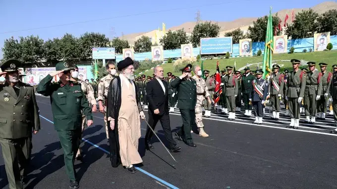 המנהיג העליון של איראן עלי חמינאי סוקר טקס סיום קורס צוערים באקדמיה של הצבא, 3 באוקטובר 2022 המנהיג העליון של איראן עלי חמינאי סוקר טקס סיום קורס צוערים באקדמיה של הצבא, 3 באוקטובר 2022