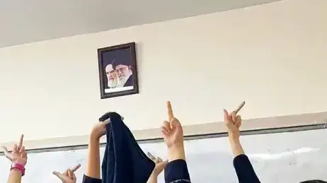 תלמידות תיכון באיראן מוחות נגד המשטר תלמידות תיכון באיראן מוחות נגד המשטר