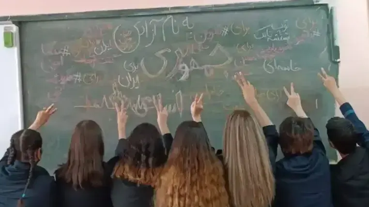 תלמידות תיכון איראניות מורידות תמונות של מנהיגי הדת במחאה תלמידות תיכון איראניות מורידות תמונות של מנהיגי הדת במחאה