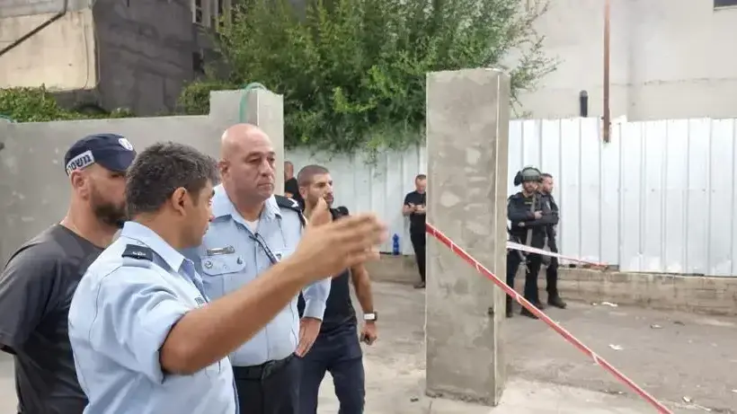 תת-ניצב שאול צמח, מפקד מרחב אשר, בג׳דיידה-מכר, מקבל עדכון מקציניו בזירת הרצח. תת-ניצב שאול צמח, מפקד מרחב אשר, בג׳דיידה-מכר, מקבל עדכון מקציניו בזירת הרצח.