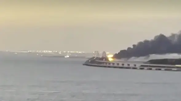 פיצוץ בגשר קרים ברוסיה כתוצאה משריפת מיכל דלק. 8 באוקטובר 2022