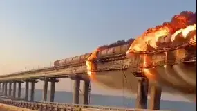 פיצוץ בגשר קרים ברוסיה כתוצאה משריפת מיכל דלק. 8 באוקטובר 2022
