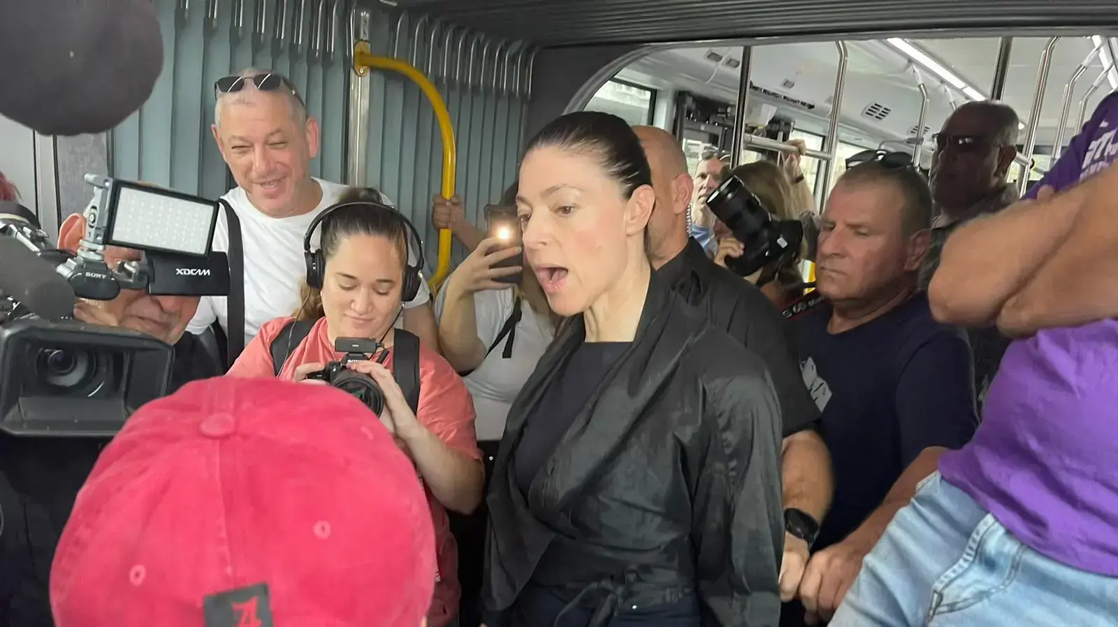 שרת התחבורה מרב מיכאלי בהשקת קו מטרונית חדש בחיפה. 8 באוקטובר 2022