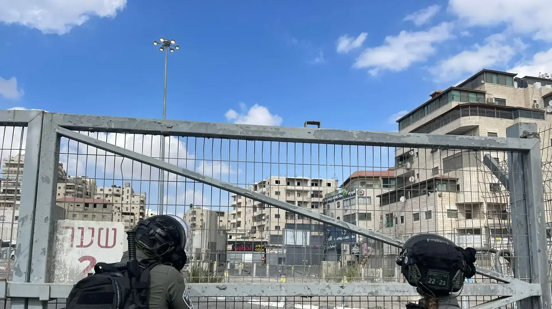 מצוד כוחות הביטחון אחר המחבל שביצע שלשום את פיגוע הירי במחסום שוועפאט.
10 באוקטובר 2022 מצוד כוחות הביטחון אחר המחבל שביצע שלשום את פיגוע הירי במחסום שוועפאט.
10 באוקטובר 2022