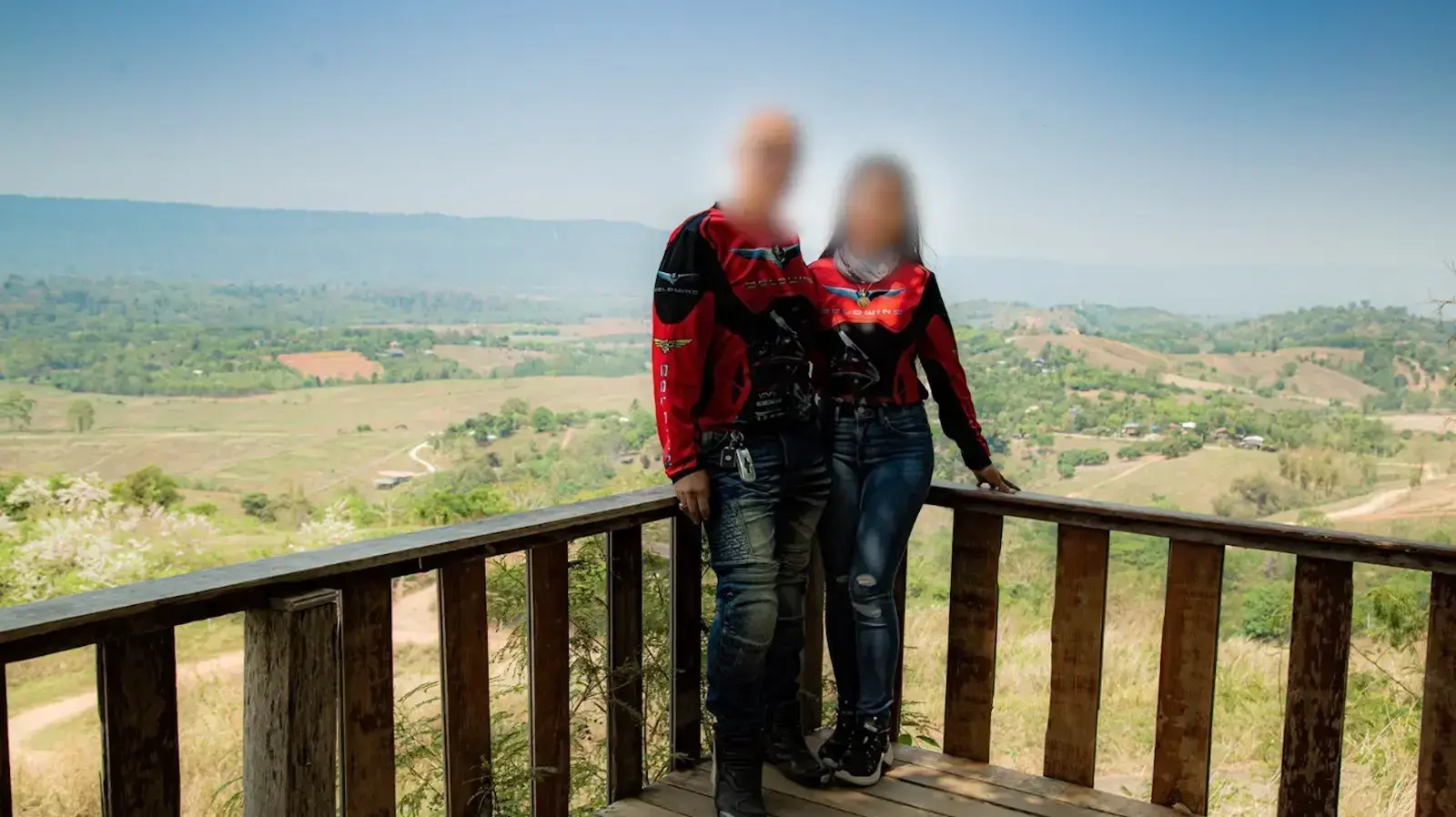 בעל בית קפה ישראלי ואשתו התאילנדית בעל בית קפה ישראלי ואשתו התאילנדית