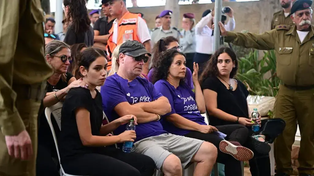 ההורים והאחיות בהלווית חייל צה"ל עידו ברוך, בית העלמין בגדרה, 12 באוקטובר 2022 ההורים והאחיות בהלווית חייל צה"ל עידו ברוך, בית העלמין בגדרה, 12 באוקטובר 2022