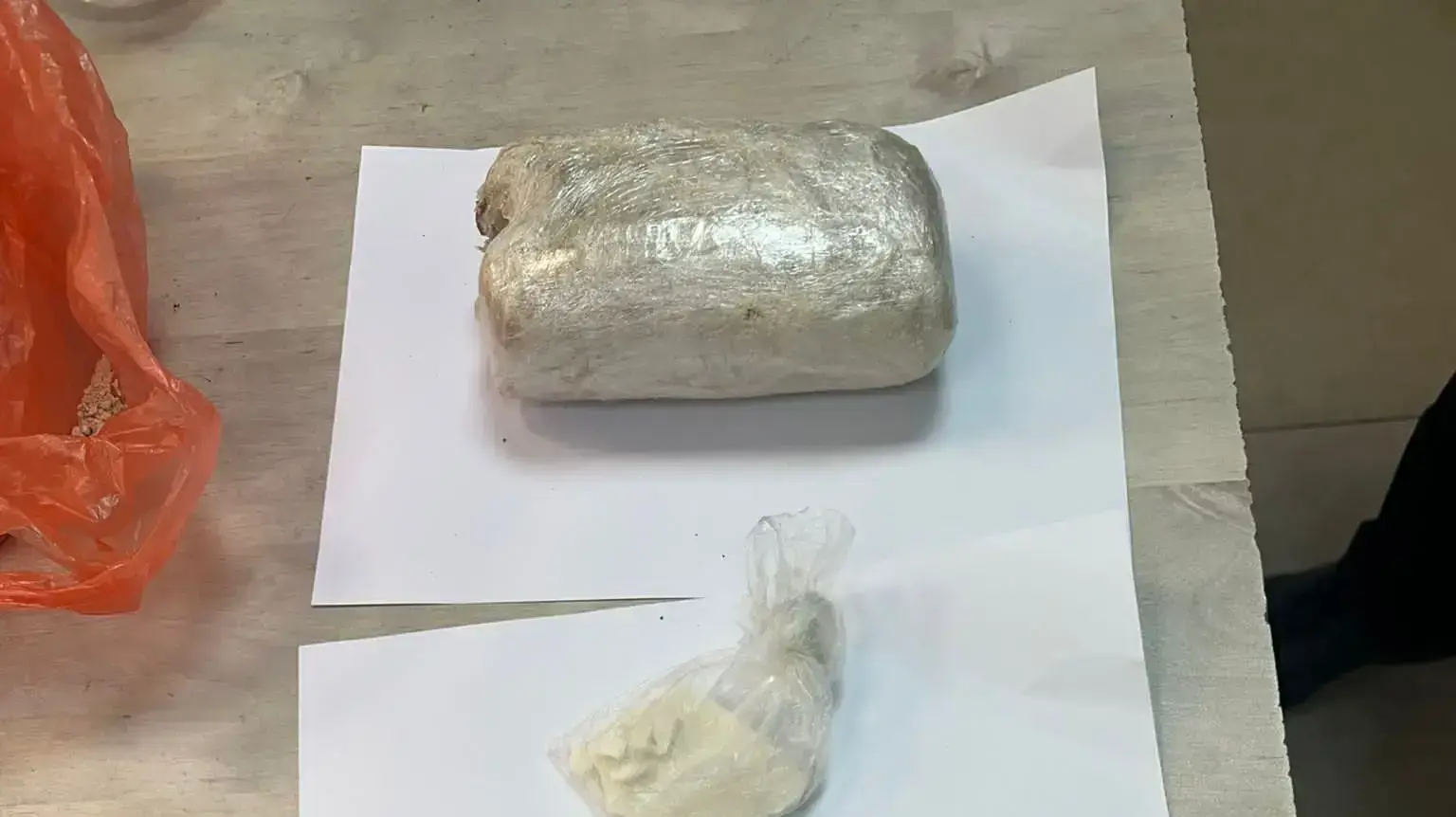 עשרות ק״ג של חומר החשוד כסם מסוכן מסוג חשיש ואקדח תופי נתפסו בבית מגורים, חיפה, 12 באוקטובר 2022 עשרות ק״ג של חומר החשוד כסם מסוכן מסוג חשיש ואקדח תופי נתפסו בבית מגורים, חיפה, 12 באוקטובר 2022