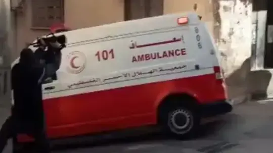 יורים לעבר לוחמי צה"ל מאחורי אמבולנס המשמש מחסה ולאחר מכן מעלים את התיעוד לרשת. מחנה הפליטים ג'נין הבוקר יורים לעבר לוחמי צה"ל מאחורי אמבולנס המשמש מחסה ולאחר מכן מעלים את התיעוד לרשת. מחנה הפליטים ג'נין הבוקר