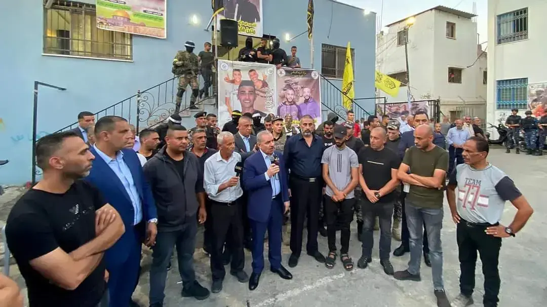 מוחמד אשתיה לצד חמושים בסוכת האבלים למחבלים בג'נין
