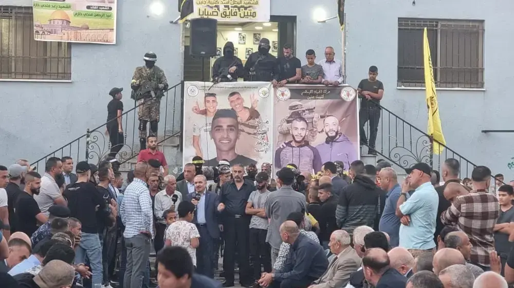 מוחמד אשתיה לצד חמושים בסוכת האבלים למחבלים בג'נין מוחמד אשתיה לצד חמושים בסוכת האבלים למחבלים בג'נין