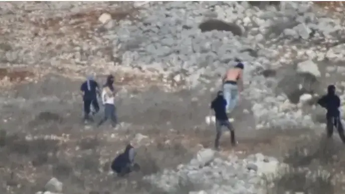 אדם לבוש מדים תועד מסייע למתנחלים בשומרון בהתפרעות נגד פלסטינים. 22 באוקטובר 2022 אדם לבוש מדים תועד מסייע למתנחלים בשומרון בהתפרעות נגד פלסטינים. 22 באוקטובר 2022