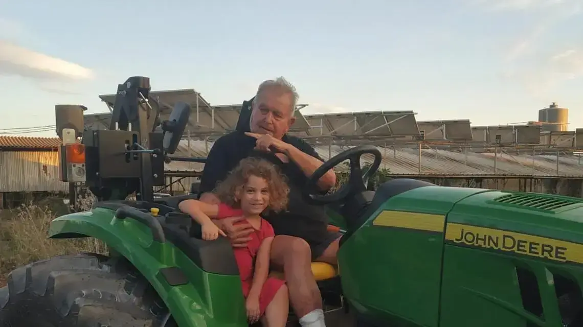 אילן זהרוני עם נכדה, במשק ברם-און אילן זהרוני עם נכדה, במשק ברם-און