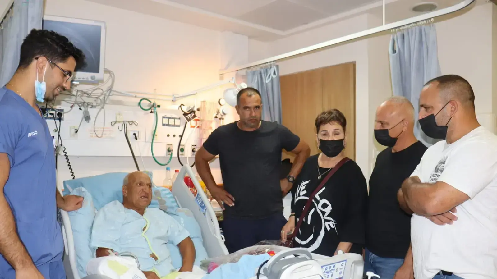 חאלד שיבלי, בניו ומשפחת זר בבית חולים העמק חאלד שיבלי, בניו ומשפחת זר בבית חולים העמק