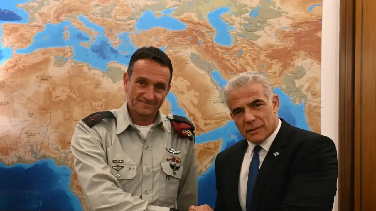 רה"מ, לפיד והרמטכ"ל הנכנס הרצי הלוי לאחר אישור המינוי רה"מ, לפיד והרמטכ"ל הנכנס הרצי הלוי לאחר אישור המינוי