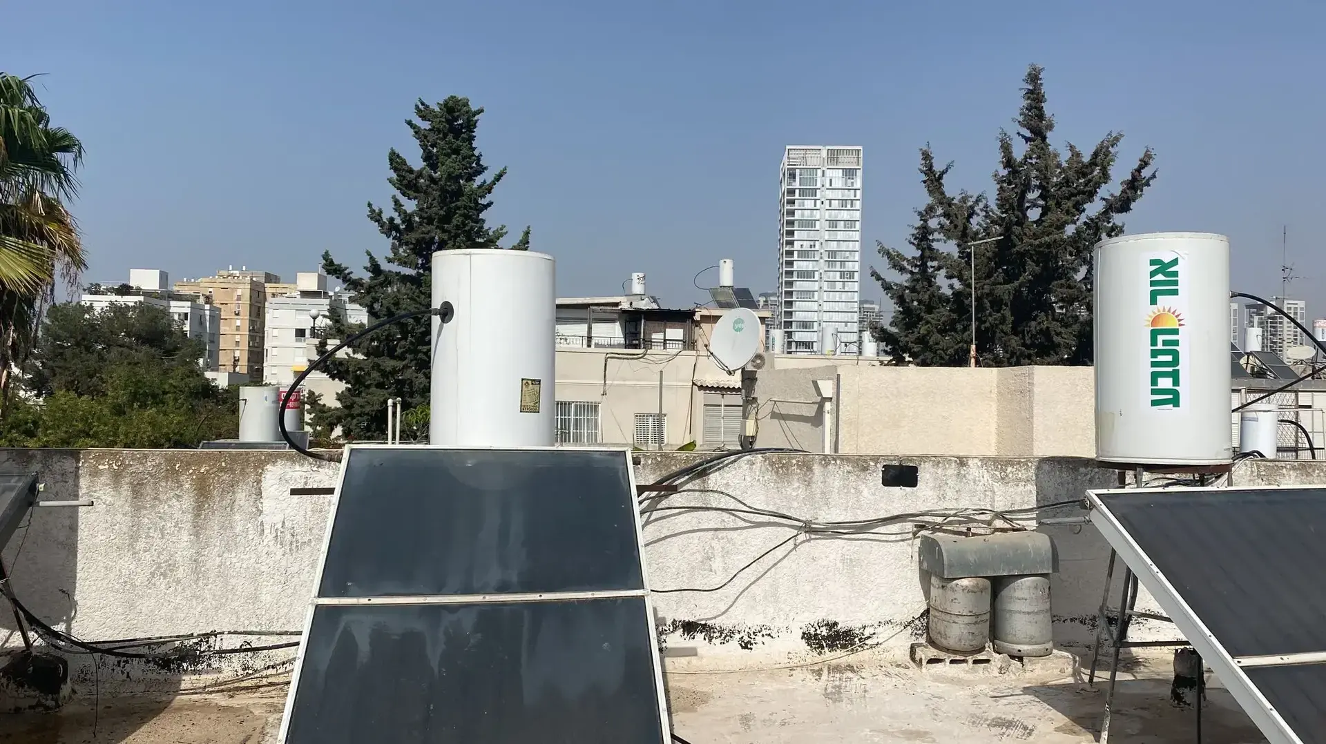 גג הבניין בו ארע החשד לרצח בתל אביב גג הבניין בו ארע החשד לרצח בתל אביב