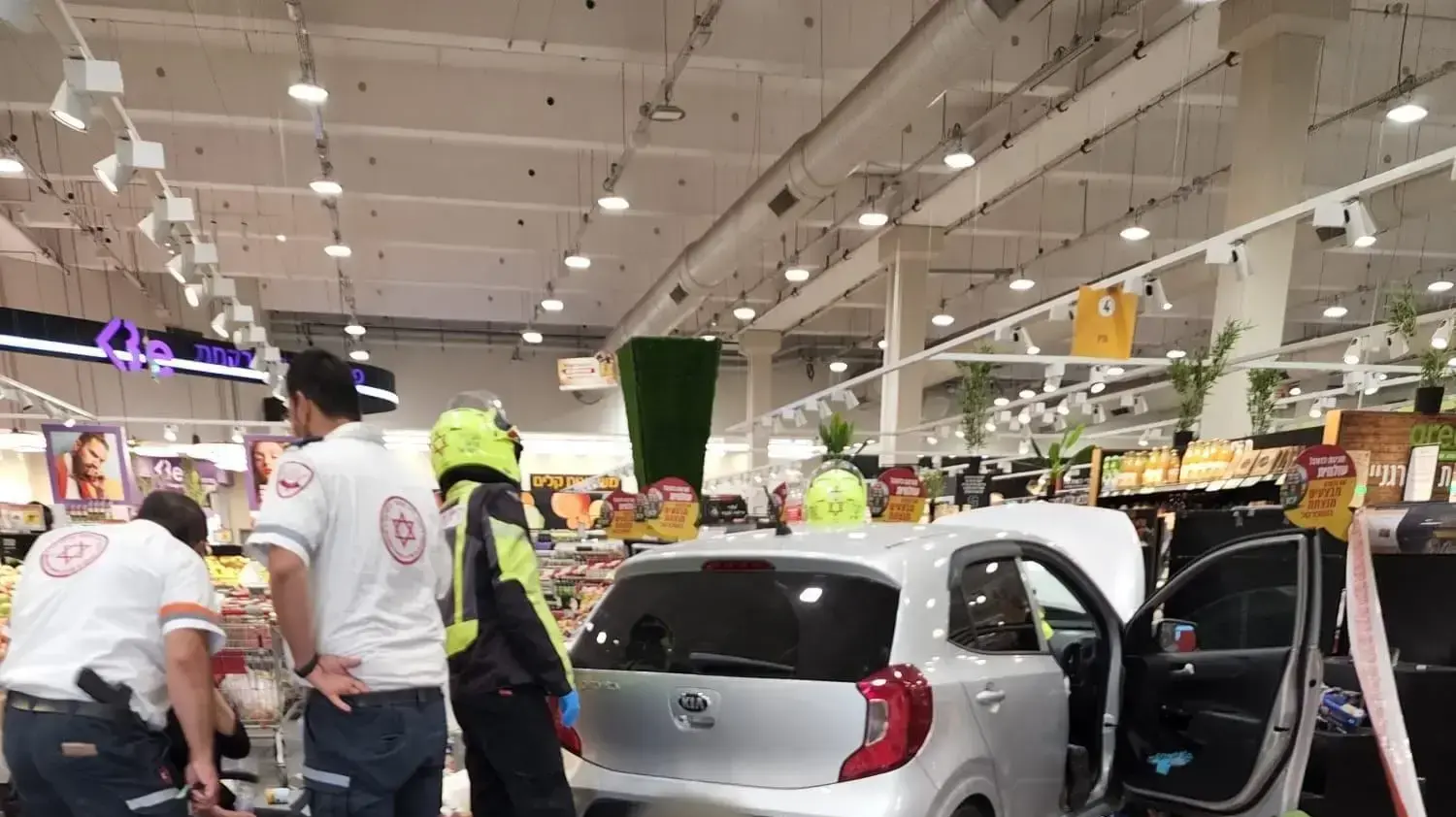 זירת התנגשות רכב בחנות במרכז מסחרי ביהוד 26 באוקטבר 2022
זירת התנגשות רכב בחנות במרכז מסחרי ביהוד 26 באוקטבר 2022