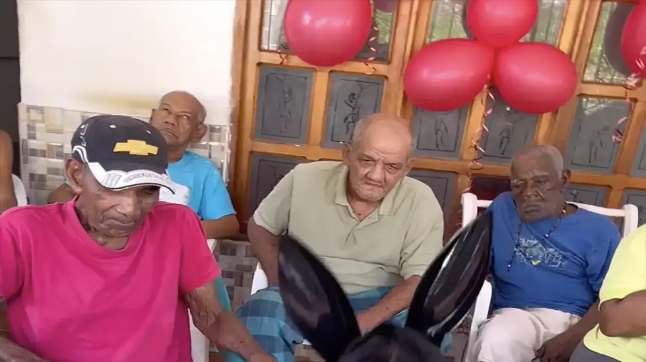 אישה קיבלה התקף לב במסיבת חשפנים אישה קיבלה התקף לב במסיבת חשפנים