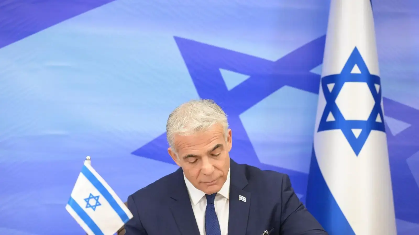 ראש הממשלה יאיר לפיד חתם על ההסכם הימי בין ישראל ללבנון לאחר אישור הממשלה, בנוכחות צוות המשא ומתן הישראלי, 27 באוקטובר 2022 ראש הממשלה יאיר לפיד חתם על ההסכם הימי בין ישראל ללבנון לאחר אישור הממשלה, בנוכחות צוות המשא ומתן הישראלי, 27 באוקטובר 2022