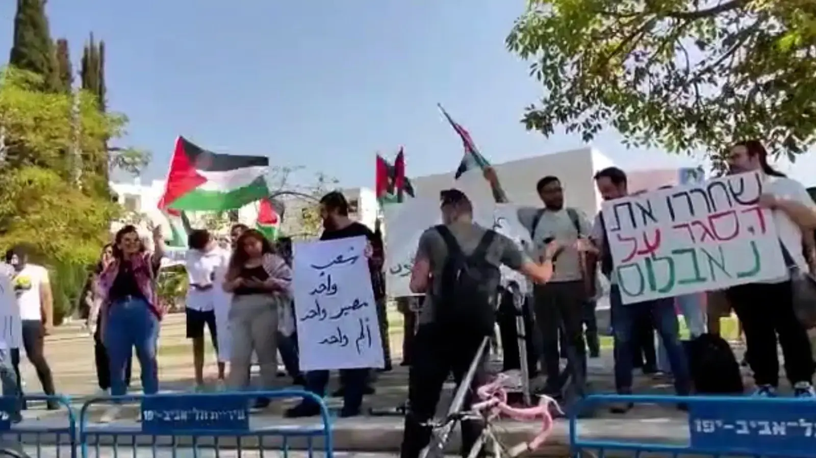 סטודנטים ערבים מפגינים באוניברסיטת תל אביב בתמיכה בארגון "גוב האריות" וזעקו: "כלבי השב"כ - העימות בו יבוא" סטודנטים ערבים מפגינים באוניברסיטת תל אביב בתמיכה בארגון "גוב האריות" וזעקו: "כלבי השב"כ - העימות בו יבוא"