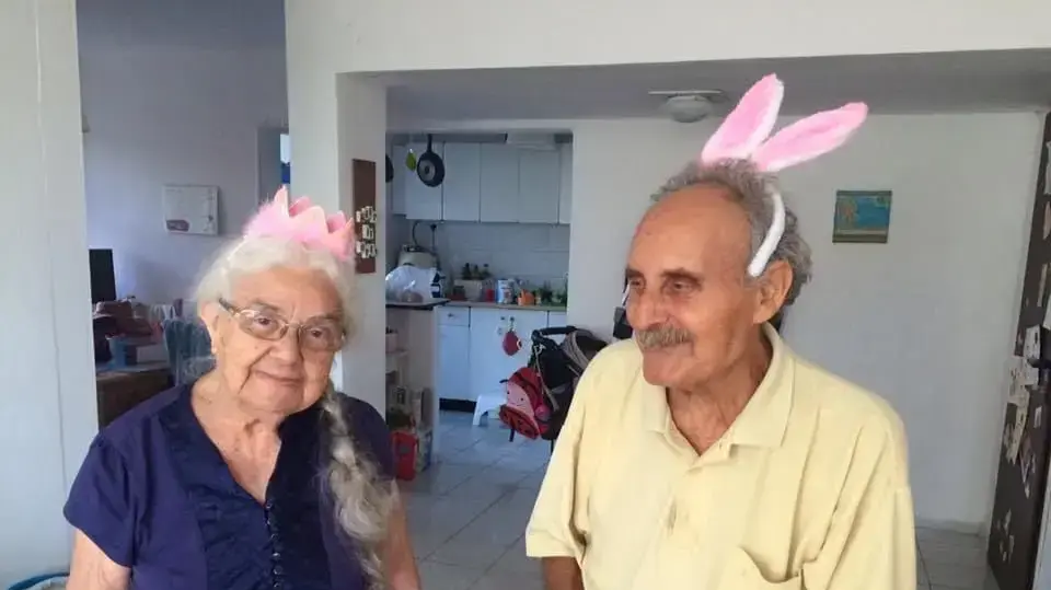 פרופ' יהודית ליבוביץ עם אחיה אברהם פרופ' יהודית ליבוביץ עם אחיה אברהם
