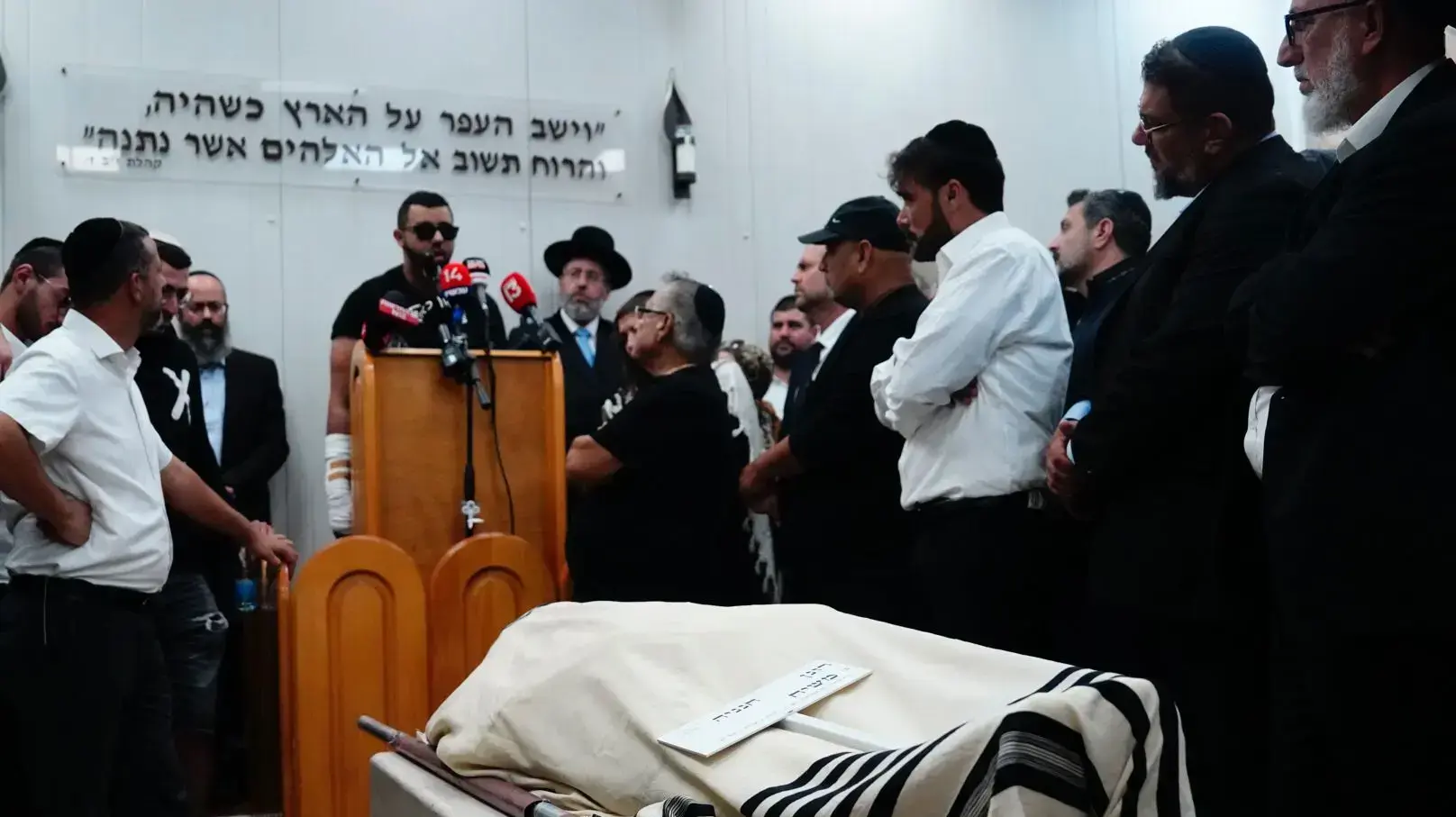 הלוויתו של רונן חנניה הי"ד שנרצח אמש בפיגוע בחברון 30 באוקטבור 2022 הלוויתו של רונן חנניה הי"ד שנרצח אמש בפיגוע בחברון 30 באוקטבור 2022