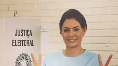 אשתו של נשיא ברזיל מצביעה לבחירות נשיאות ברזיל עם חולצת דגל ישראל 30 באוקטובר 2022 אשתו של נשיא ברזיל מצביעה לבחירות נשיאות ברזיל עם חולצת דגל ישראל 30 באוקטובר 2022