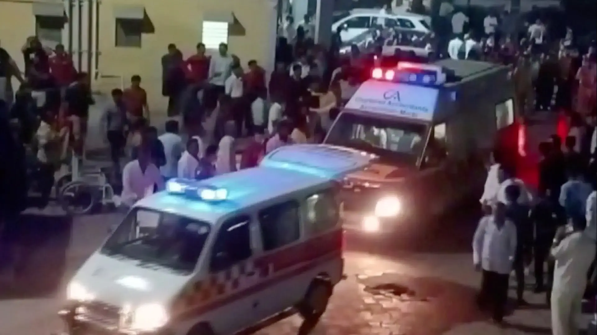 פצועים מפונים לאחר קריסת גשר תלוי במורבי בגוג'ראט, הודו פצועים מפונים לאחר קריסת גשר תלוי במורבי בגוג'ראט, הודו
