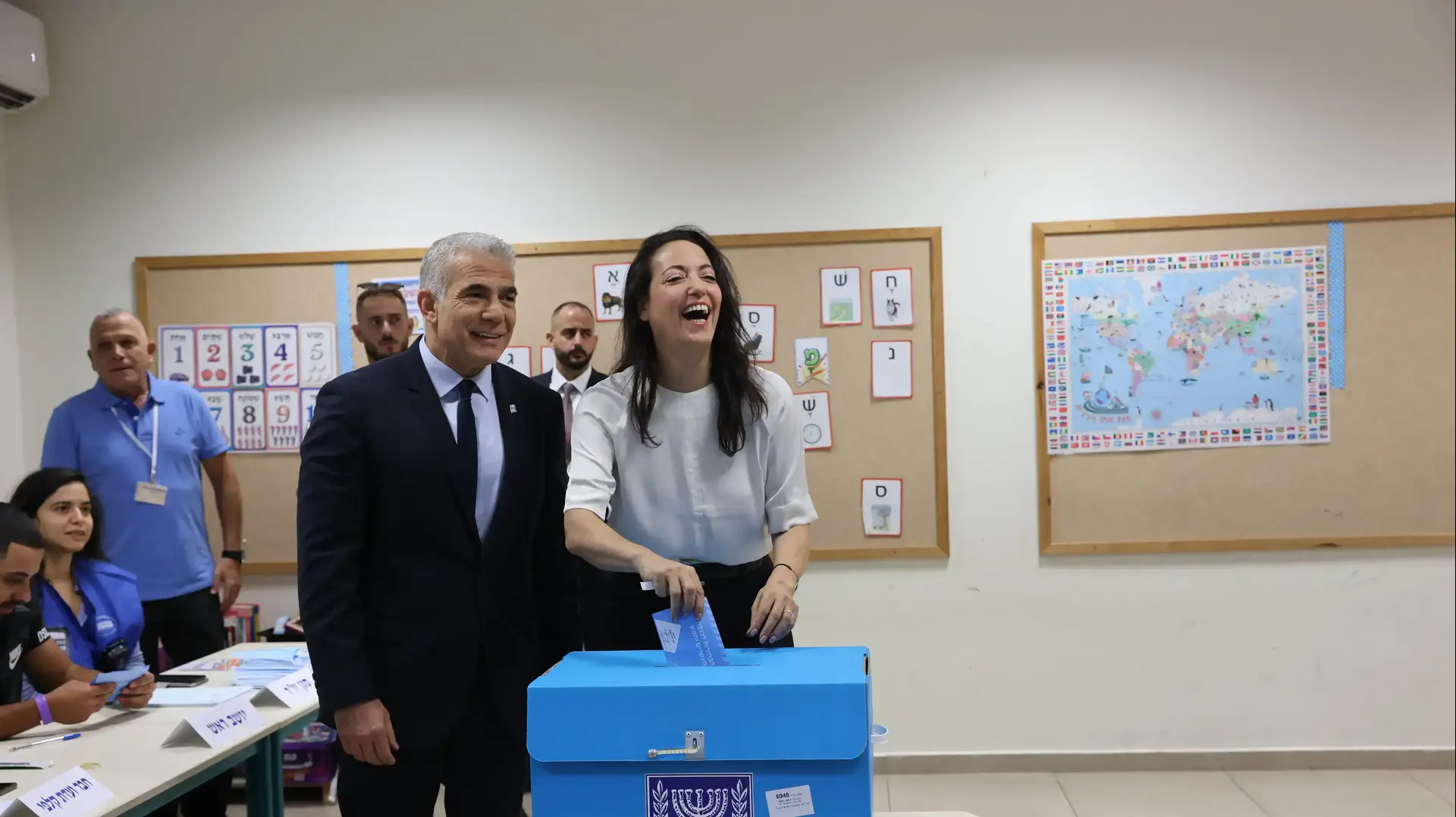 ראש הממשלה יאיר לפיד מצביע בקלפי. 1 בנובמבר 2022 ראש הממשלה יאיר לפיד מצביע בקלפי. 1 בנובמבר 2022