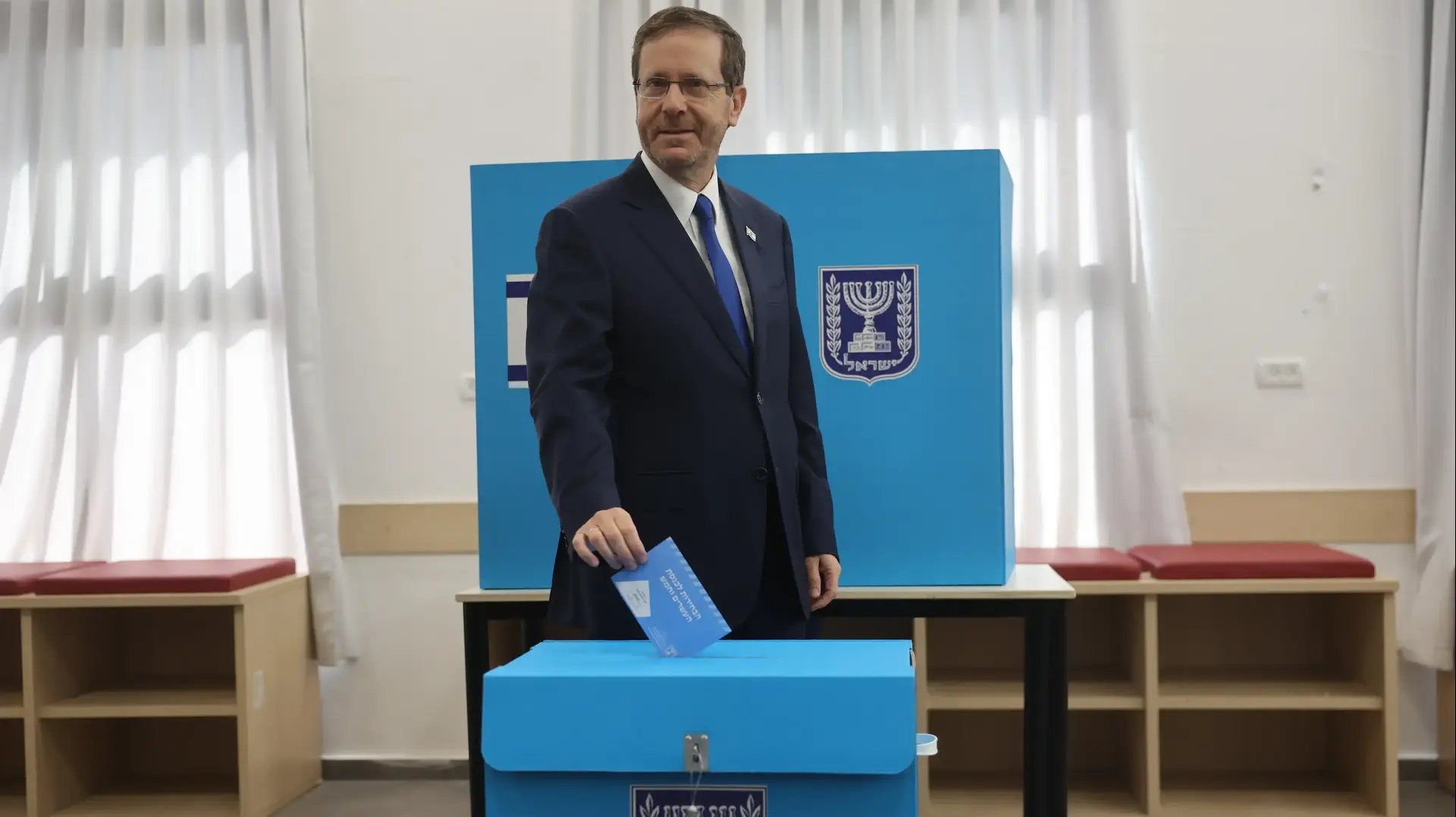 נשיא המדינה יצחק הרצוג מצביע. 1 בנובמבר 2022 נשיא המדינה יצחק הרצוג מצביע. 1 בנובמבר 2022