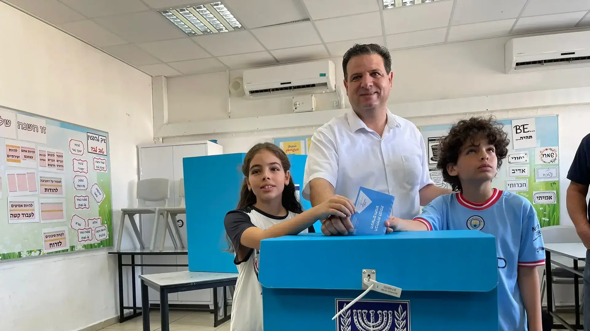 איימן עודה מצביע בקלפי. 1 בנובמבר 2022 איימן עודה מצביע בקלפי. 1 בנובמבר 2022