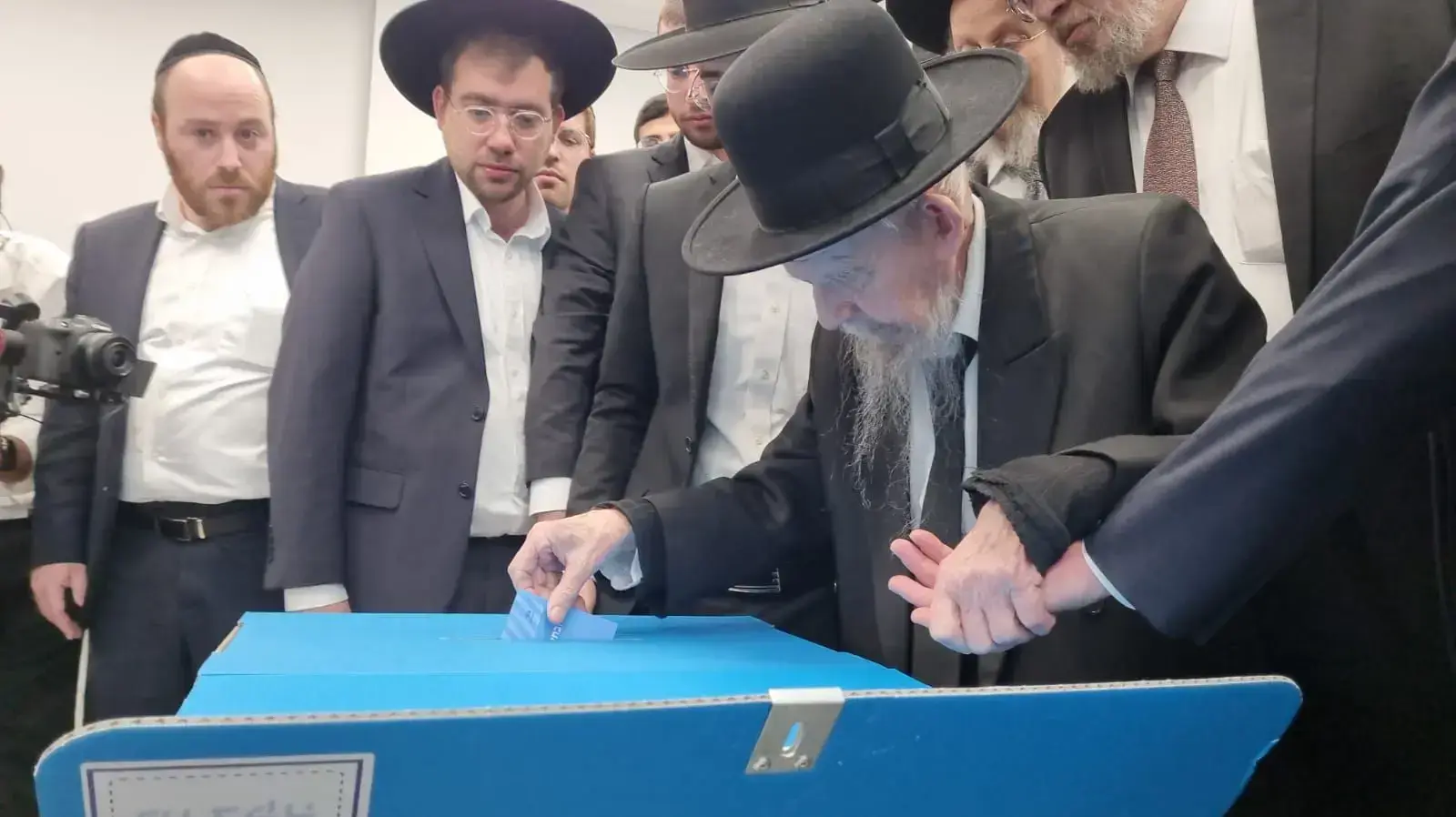 הרב גרשון אדלשטיין, מנהיג הזרם הליטאי במגזר החרדי מצביע בקלפי הסמוכה לביתו בבני ברק. 1 בנובמבר 2022 הרב גרשון אדלשטיין, מנהיג הזרם הליטאי במגזר החרדי מצביע בקלפי הסמוכה לביתו בבני ברק. 1 בנובמבר 2022