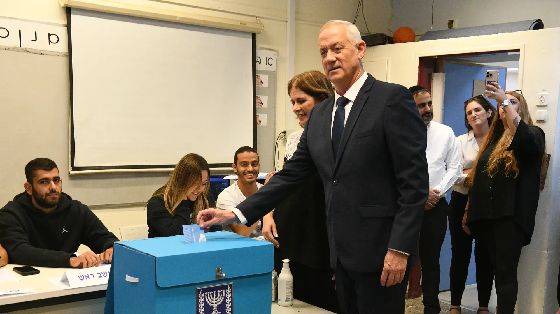 גנץ מצביע בבחירות לכנסת העשרים וחמש 01 בנובמבר 2022 צילום: ראובן קסטרו גנץ מצביע בבחירות לכנסת העשרים וחמש 01 בנובמבר 2022 צילום: ראובן קסטרו
