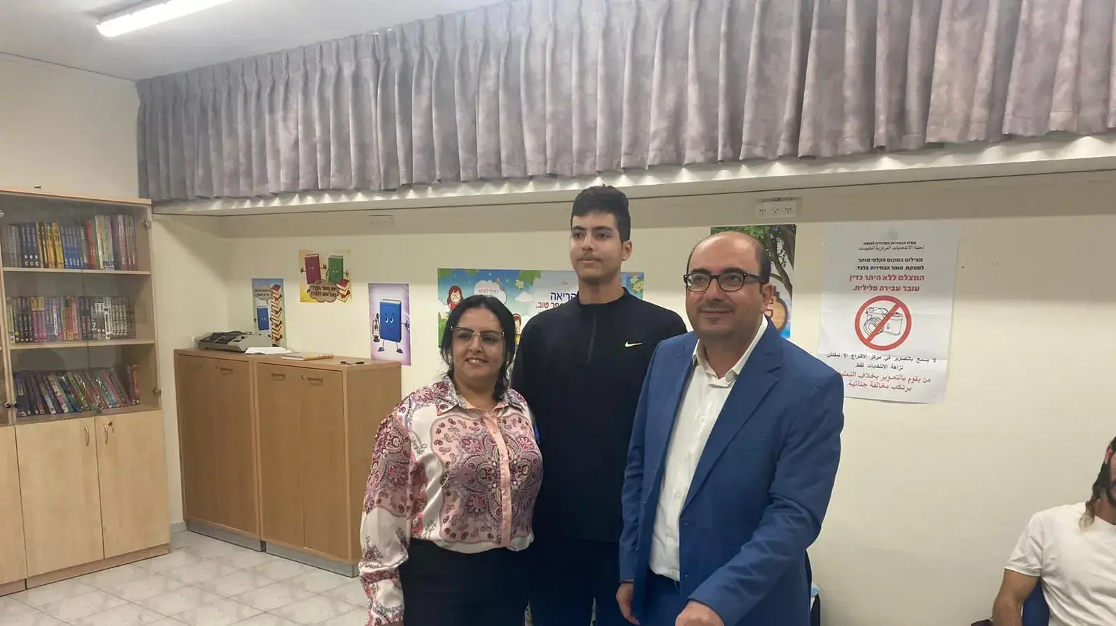 יו"ר בלד סמי אבו שחאדה מצביע בקלפי. 1 בנובמבר 2022 יו"ר בלד סמי אבו שחאדה מצביע בקלפי. 1 בנובמבר 2022
