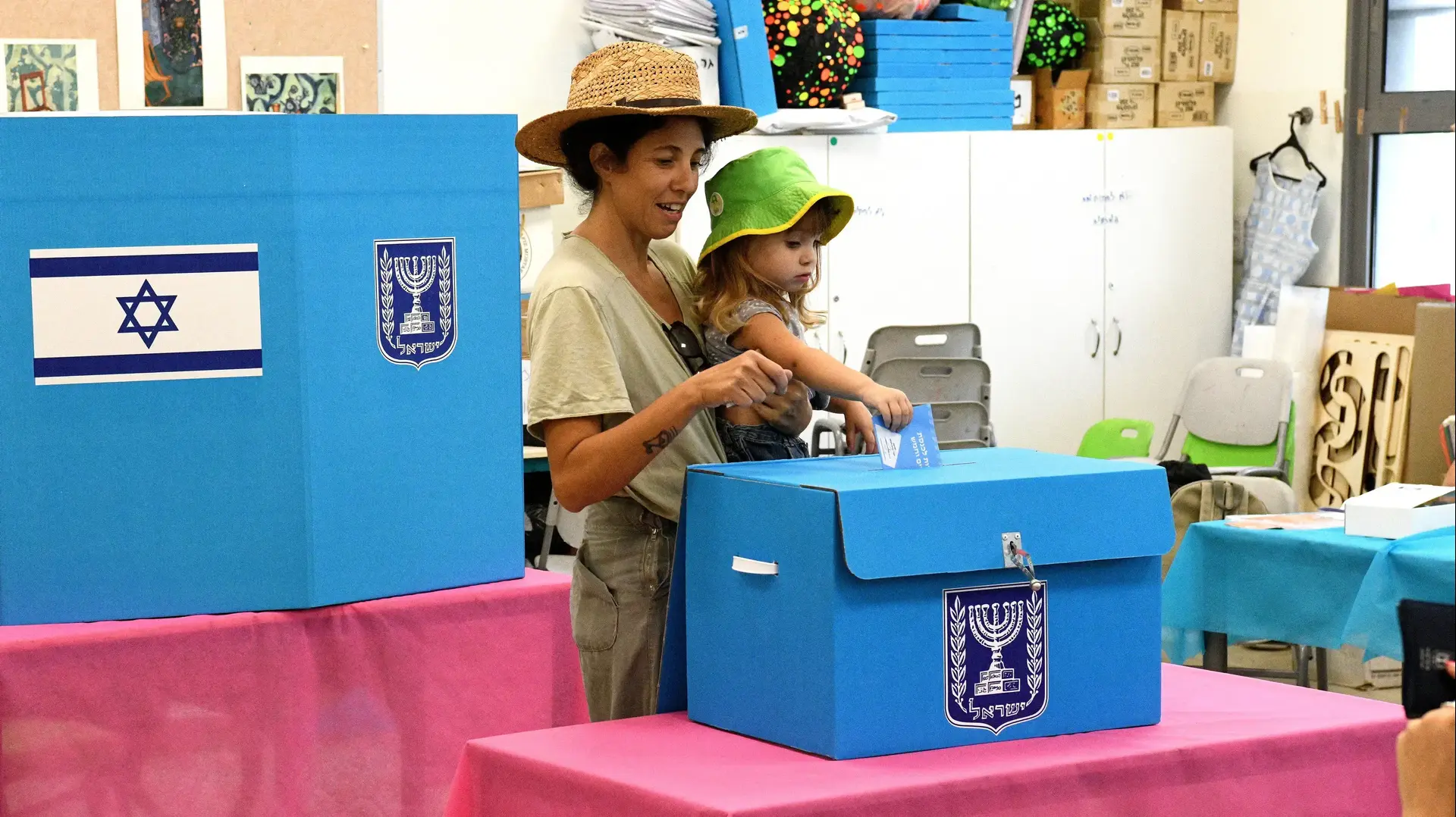 מצביעים בקלפי בבחירות לכנסת העשרים וחמש מצביעים בקלפי בבחירות לכנסת העשרים וחמש