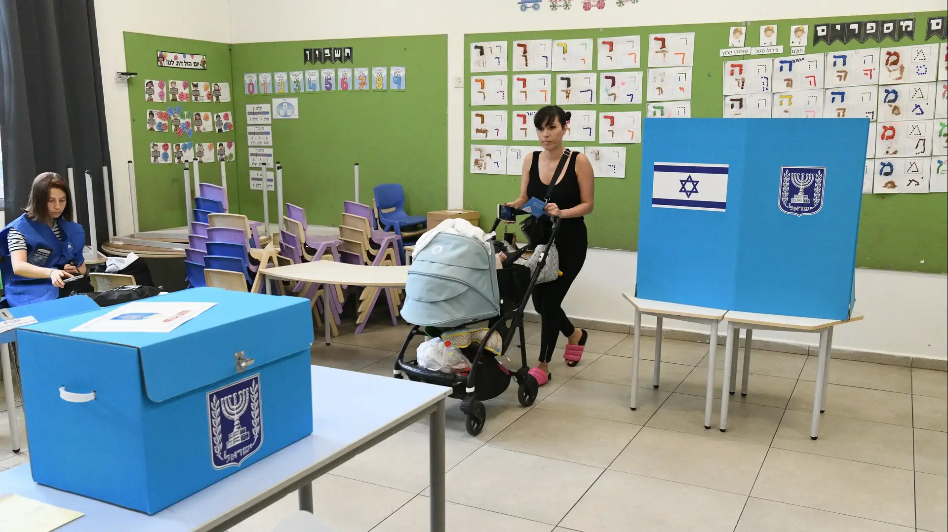מצביעים בקלפי בבחירות לכנסת העשרים וחמש מצביעים בקלפי בבחירות לכנסת העשרים וחמש