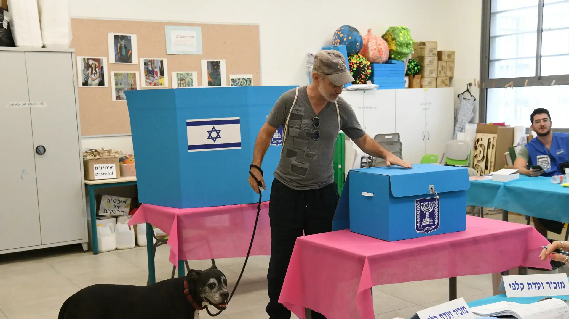 מצביעים בקלפי בבחירות לכנסת העשרים וחמש מצביעים בקלפי בבחירות לכנסת העשרים וחמש