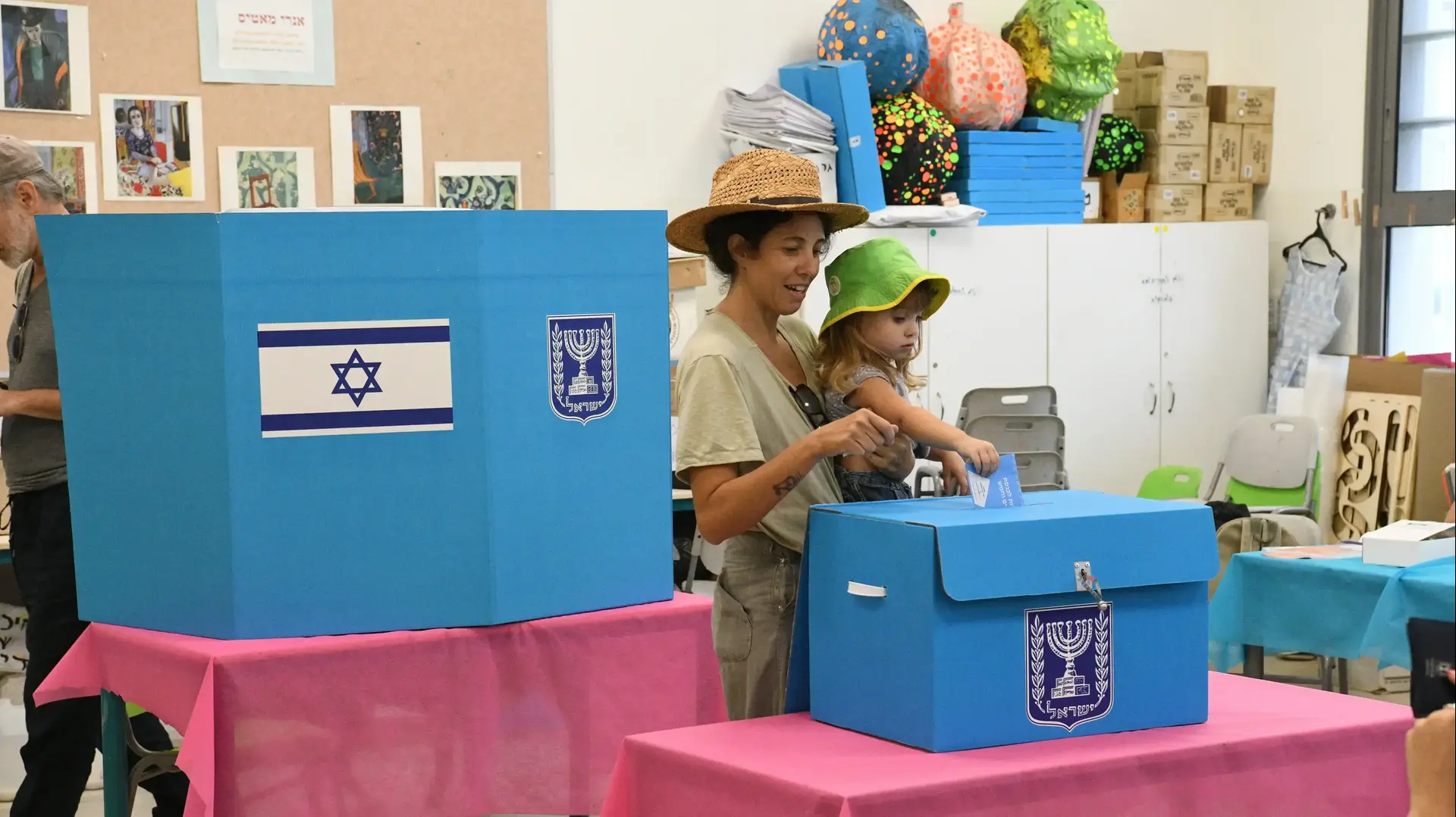 מצביעים בקלפי בבחירות לכנסת העשרים וחמש מצביעים בקלפי בבחירות לכנסת העשרים וחמש