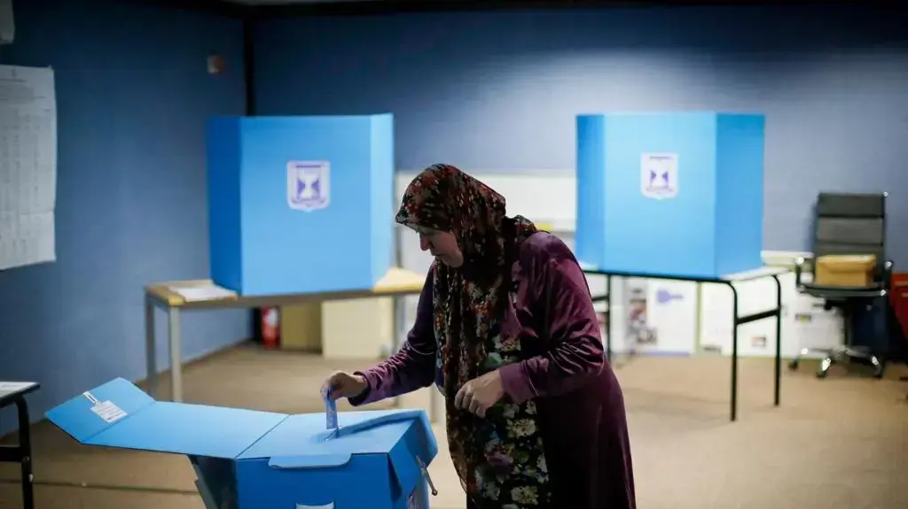 מצביעים בקלפי בבחירות לכנסת העשרים וחמש מצביעים בקלפי בבחירות לכנסת העשרים וחמש