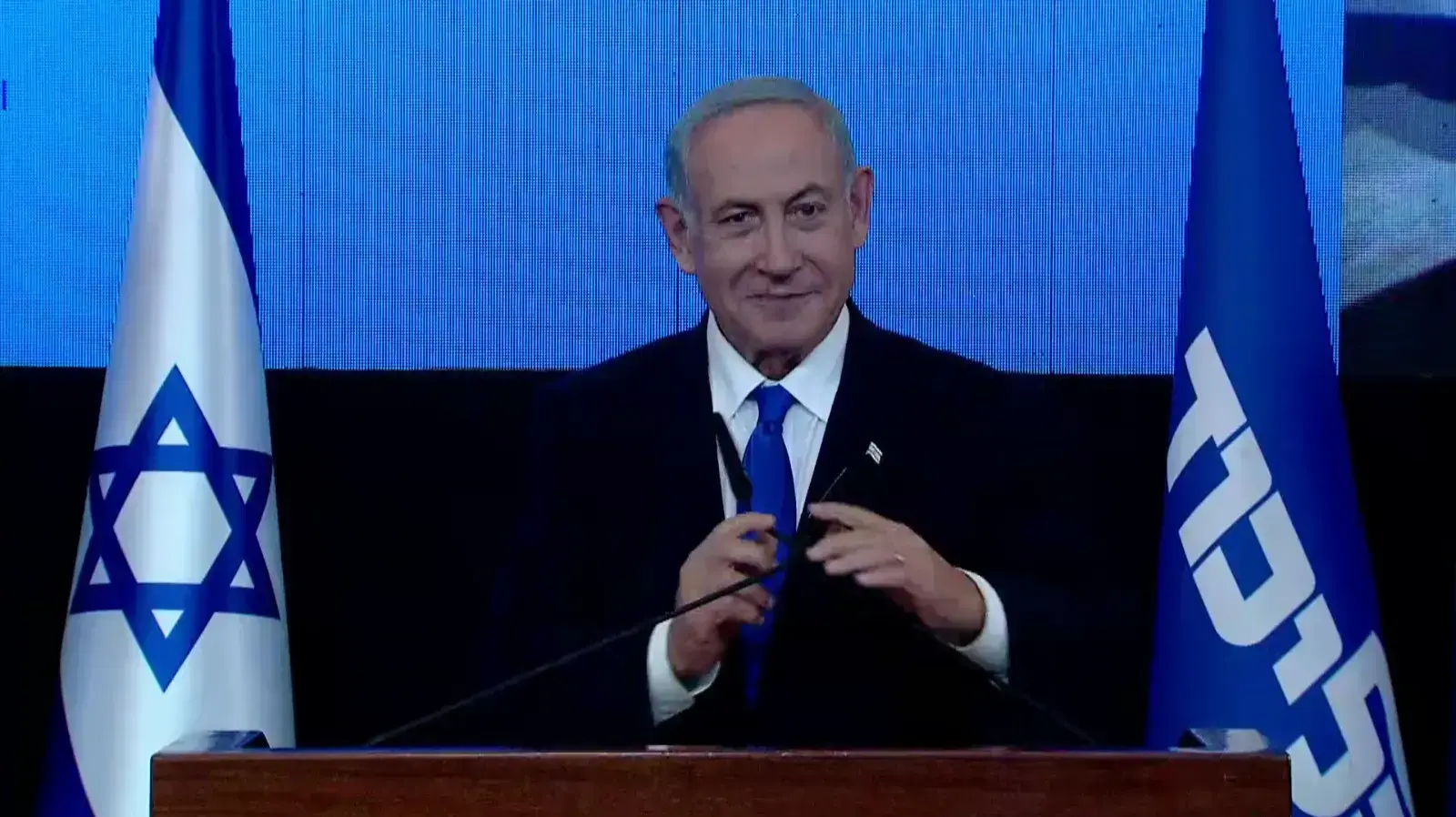 יו"ר הליכוד, בנימין נתניהו במהלך נואמו במטה מפלגתו לאחר תוצאות המדגם 2 בנובמבר 2022 יו"ר הליכוד, בנימין נתניהו במהלך נואמו במטה מפלגתו לאחר תוצאות המדגם 2 בנובמבר 2022