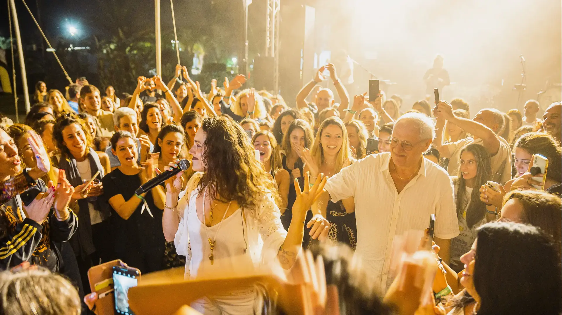 הופעה של מרינה מקסימיליאן בלומין בפסטיבל wellfest בחוף נחשולים הופעה של מרינה מקסימיליאן בלומין בפסטיבל wellfest בחוף נחשולים